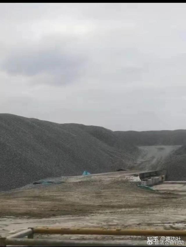海阳市郭城镇无名石料场扬尘污染严重