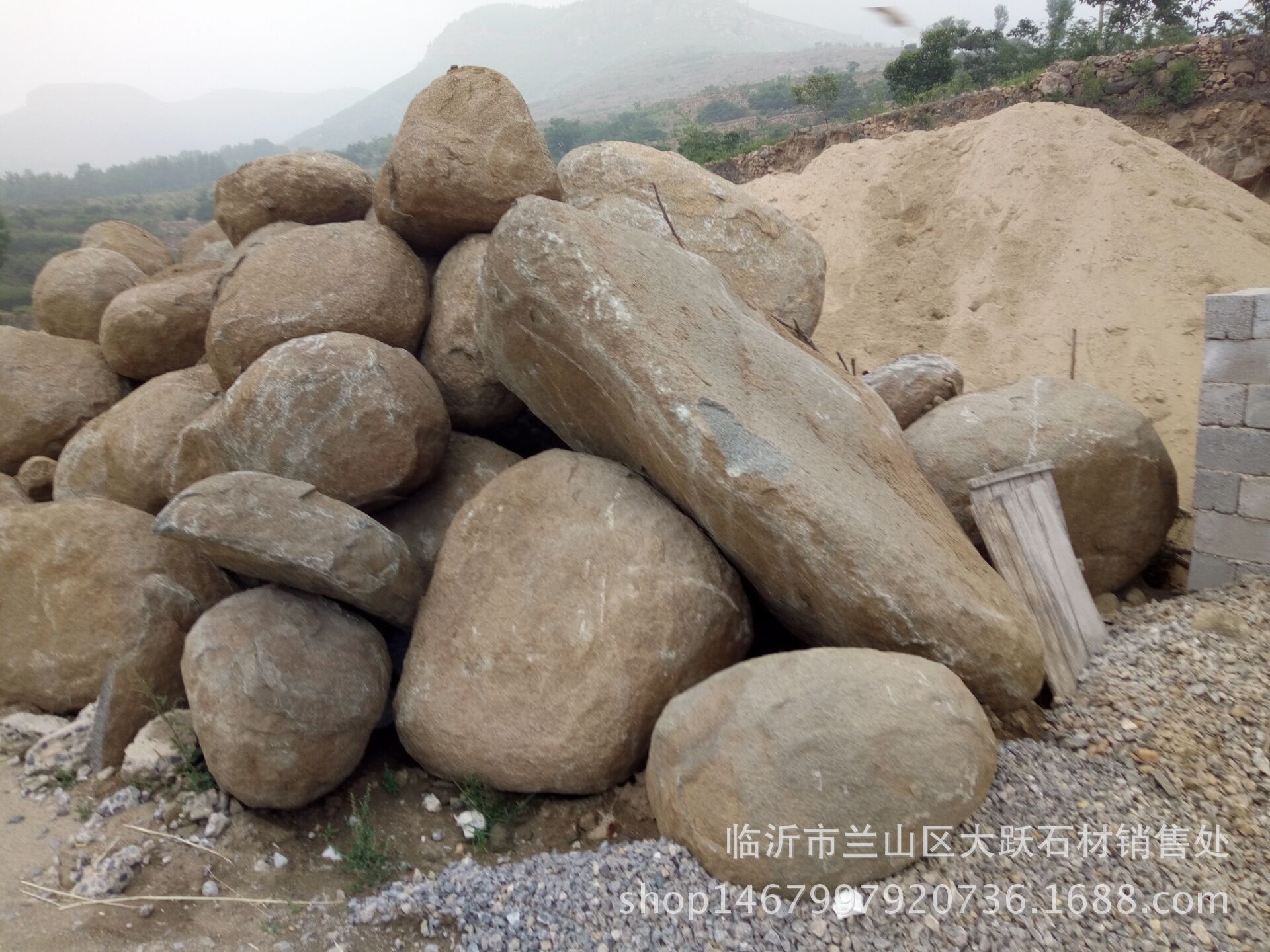 赤峰市翁牛特旗河道两侧用鹅卵石 驳岸石 产地直销